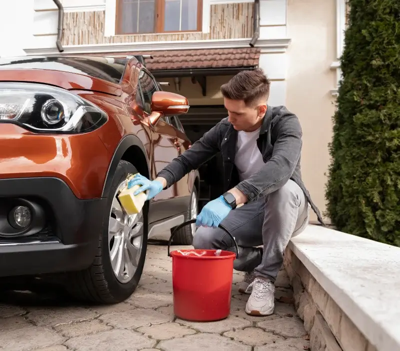 Lavage auto à domicile Bucy-le-Long : professionnel intervenant sur un véhicule